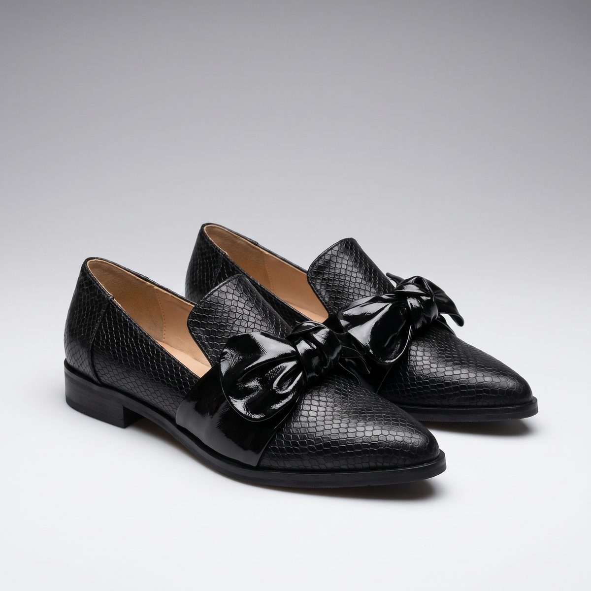 Bow Front Textured Loafers - Black