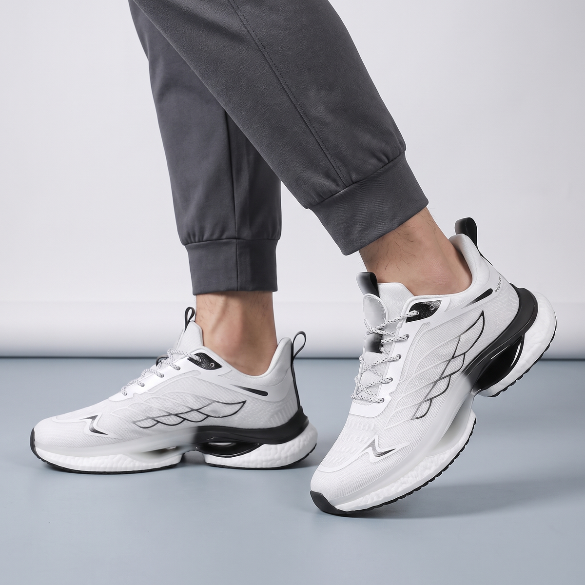 Wide-Toe Walking Trainers